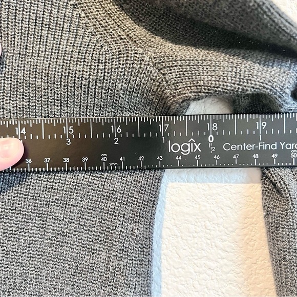Vince Camuto Gray Knit Sweater Lightweight Bell Sleeves Soft Size Petite Medium - Picture 6 of 8